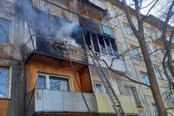 Фотография к новости: 11 человек эвакуировали из горящего дома в Усть-Каменогорске