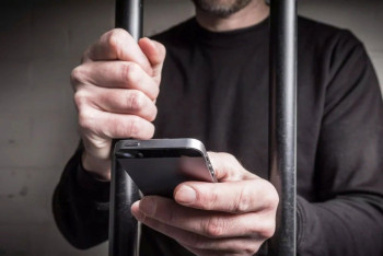 Фотография к новости: Не выходя из колонии: заключённый обманул казахстанцев на 25 миллионов тенге