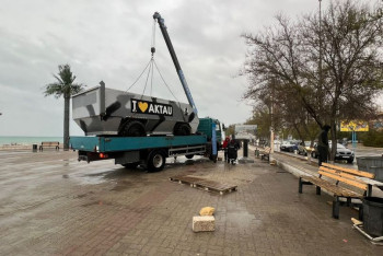 Фотография к новости: Павильоны и детские электромобили убирают с набережной Актау