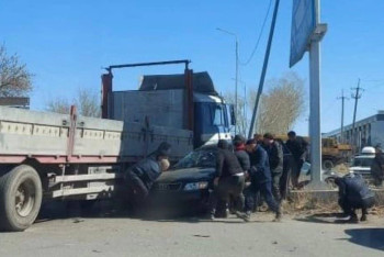 Фотография к новости: Легковушка столкнулась с большегрузом в Павлодаре. Погиб человек