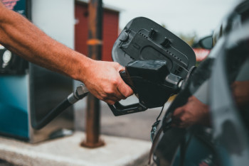 Почему красят дизтопливо для фермеров, объяснили в Минэнерго