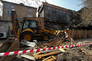 Фотография к новости: Летнюю террасу кафе в центре Алматы сносят по решению суда