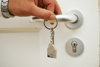 Фотография к новости: В Атырау выпускники детдома остались без жилья