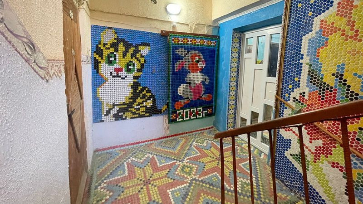 Вторая жизнь пластиковых крышек: житель Балхаша преобразил подъезд своего дома