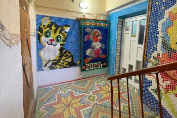 Фотография к новости: Вторая жизнь пластиковых крышек: житель Балхаша преобразил подъезд своего дома