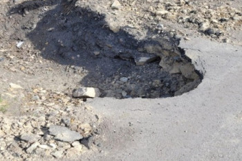 Фотография к новости: Асфальт растаял вместе со снегом: жители Петропавловска возмущены качеством дорог