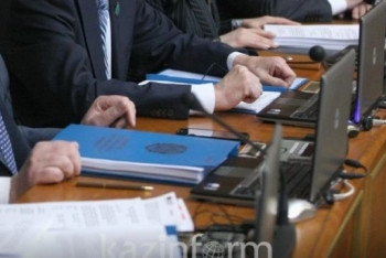 Фотография к новости: Трудоустройство на госслужбу для лучших выпускников упростят в Казахстане