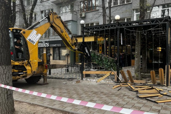 Фотография к новости: Очередное незаконное летнее кафе сносят в Алматы