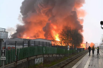 Фотография к новости: Ядовитое облако дыма образовалось в небе над Гамбургом