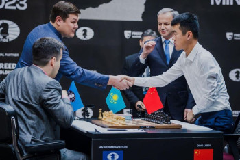 Фотография к новости: Асхат Оралов сделал первый ход в матче за звание чемпиона мира по шахматам