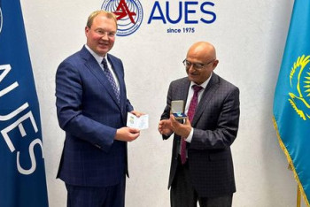 Фотография к новости: Багдат Мусин наградил своего учителя