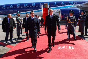 Фотография к новости: Президент Азербайджана прилетел в Астану