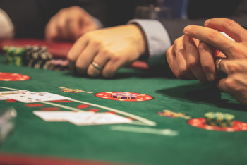 В подпольном казино в Ираке задержали 20 казахстанцев