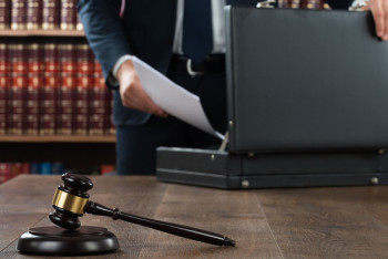 Фотография к новости: В СКО адвокат подделывал документы и "заработал" 7 млн тенге