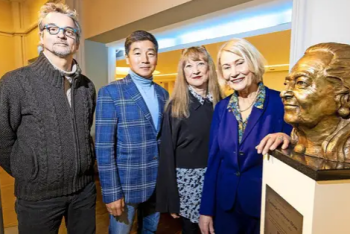 Бауыржан Байбек спонсировал установку бюста пианистки в одном из городов Германии