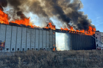 Фотография к новости: Элеватор горит в Костанайской области