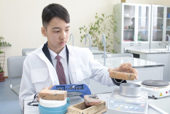 Фотография к новости: Ноу-хау костанайского школьника по утилизации сигаретных фильтров оценили за рубежом