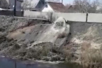 Фотография к новости: В Караганде в районе дач сбросили канализационные нечистоты