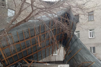 Фотография к новости: В Павлодарской области ветром сорвало крышу больницы