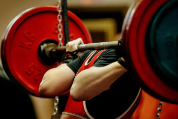 Фотография к новости: Штангистка упала в обморок во время чемпионата Европы