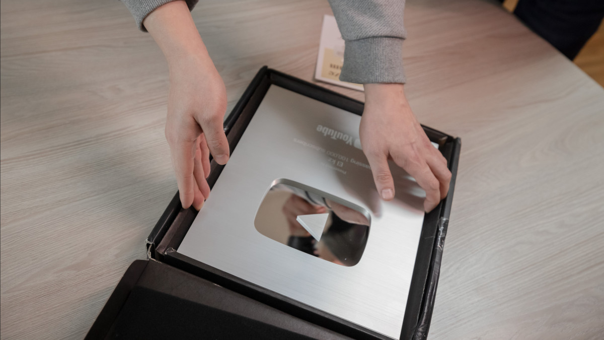 Новостной портал El.kz получил серебряную кнопку YouTube