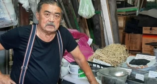 Эко-активист из Шымкента научился перерабатывать пищевые отходы в &quot;чудо-жидкость&quot;