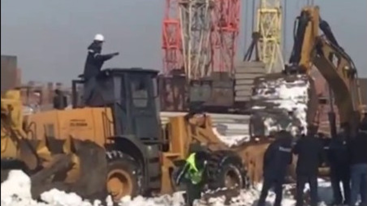 Битва погрузчика и экскаватора произошла при сносе ЖК в Астане