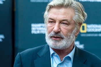 Фотография к новости: С актёра Алека Болдуина сняты обвинения в гибели оператора Галины Хатчинс