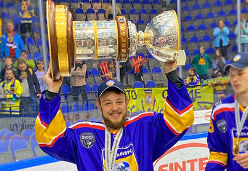 Фотография к новости: Казахстанский хоккеист стал обладателем Кубка Петрова