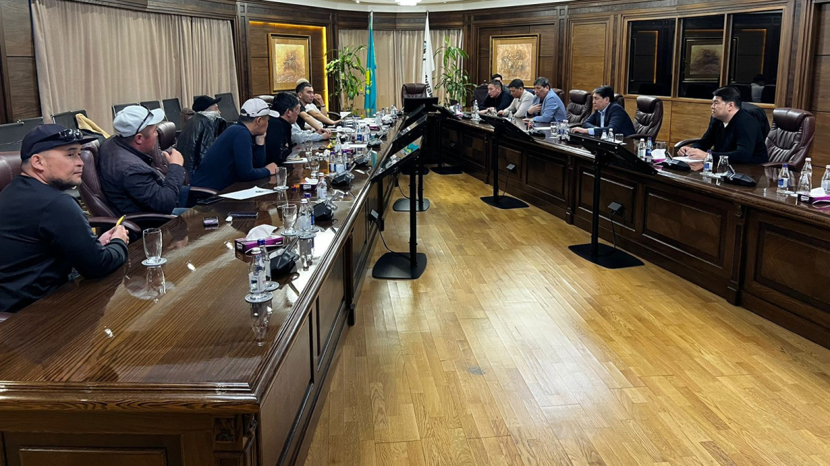 Переговоры митинговавших рабочих из Жанаозена с представителями АО "КазМунайГаз"