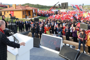 Фотография к новости: Ключи от новых домов вручили пострадавшим от землетрясения в Турции