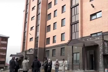 Фотография к новости: Десятки семей не могут заселиться в новостройку в Петропавловске