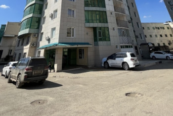 Фотография к новости: Суицид в Актобе: женщины упали на припаркованный Lexus