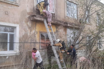 Начавшийся из-за свечи пожар чуть не оставил без жилья 8 человек