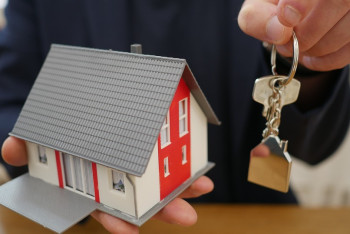 Фотография к новости: Потратить на жильё для сирот часть возвращённых из-за рубежа активов предложила депутат Смирнова