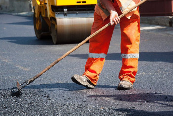 Фотография к новости: Проверки в сфере автодорог вскрыли массу нарушений - Асылов