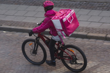 Фотография к новости: Как курьеры и таксисты будут платить налоги с 1 июля, разъяснили в КГД