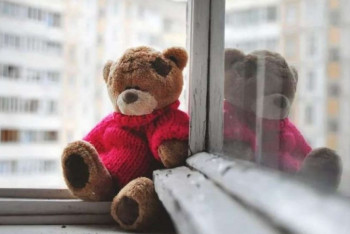 Фотография к новости: Девочка выпала из окна пятого этажа в Павлодарской области