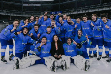 Фотография к новости: Юниорская сборная Казахстана по хоккею разгромила Францию