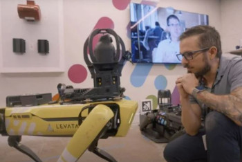 Фотография к новости: Нейросеть ChatGPT внедрили в робособаку. Теперь она может говорить