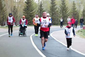 Более 300 бегунов-любителей разных национальностей участвовали в эстафете в Астане