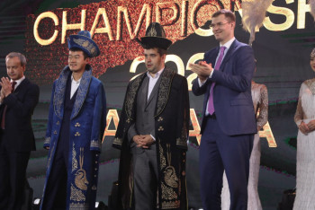 Фотография к новости: На первого чемпиона мира по шахматам из Китая надели казахский чапан