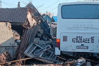 Фотография к новости: Пьяный водитель на неисправном автобусе въехал в забор частного дома в Усть-Каменогорске