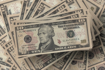 Фотография к новости: Курс доллара упал на шесть тенге в Казахстане