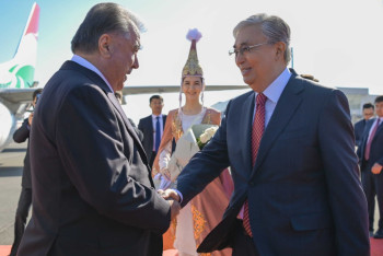 Фотография к новости: Токаев встретил в аэропорту Астаны президента Таджикистана