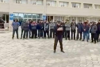 Фотография к новости: Требуют работу вне очереди: в Жанаозене прокомментировали забастовку жителей