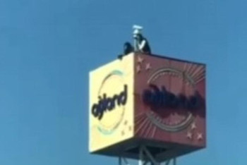 Фотография к новости: Четверо астанчан забрались на вышку у океанариума