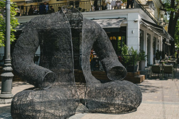 Фотография к новости: Огромный арт-объект в виде казахского чапана установили в Алматы