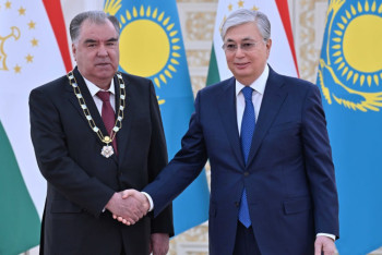 Фотография к новости: Токаев наградил президента Таджикистана орденом "Алтын Қыран"