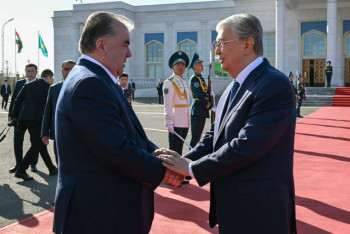 Фотография к новости: Токаев проводил Эмомали Рахмона в аэропорту Астаны